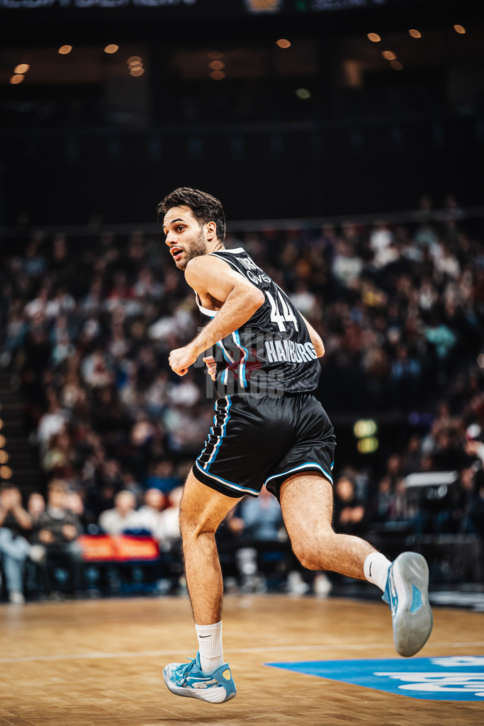 Basketball | Männer | Saison 2025/2026 | easyCredit Basketball Bundesliga | Veolia Towers Hamburg vs. ALBA BERLIN | 14.12.2025 | Benedikt Turudic (#44, Veolia Towers Hamburg) im Rückwärtsgang