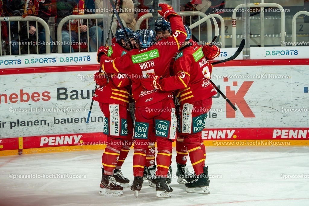 KKU10012501025 | 10.01.2025, xkkux, Eishockey, Penny DEL, Düsseldorfer EG - Straubing Tigers, PSD-BANK Dome: Torjubel DEG