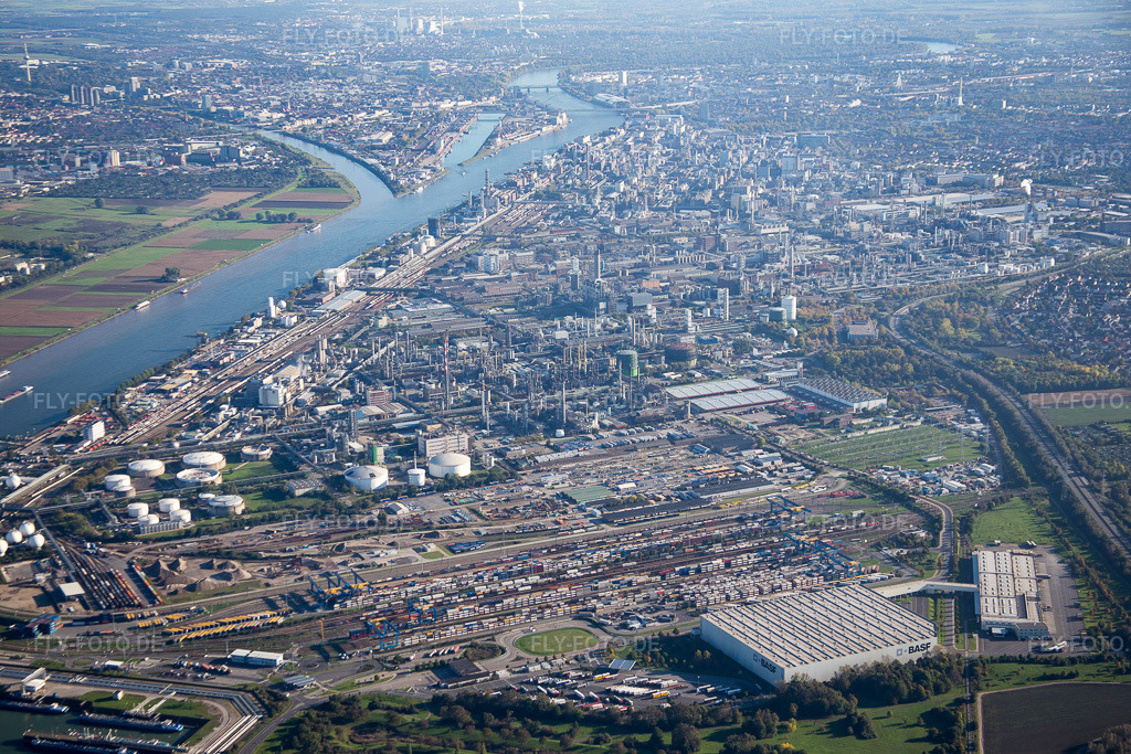 Luftbild: BASF von Norden im Ortsteil BASF in Ludwigshafen im Bundesland Rheinland-Pfalz in Deutschland. Foto: IMG_074879.jpg vom 18.10.2014 durch Werner Riehm/FLY-FOTO.de
