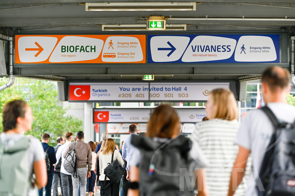 _DWI3413-2 | Das Herz der internationalen Bio-Branche schlug vom 26.–29.07.2022 für vier Tage in Nürnberg. Die BIOFACH, Weltleitmesse für Bio-Lebensmittel, und die VIVANESS, Internationale Fachmesse für Naturkosmetik, meldet sich mit der einmaligen „Summer Edition“ zurück. Groß war die Wiedersehensfreude der über 24.000 Fachbesucher aus 137 Ländern. Im Fokus: Der persönliche Austausch, Networking und vertiefte Gespräche zu den Themen der Zeit. Aber auch: Neuheiten und Trends entdecken und eintauchen mit allen Sinnen in die Produktvielfalt der 2.276 Aussteller aus 94 Ländern. Nürnberg, 29.07.2022 - Realisiert mit Pictrs.com