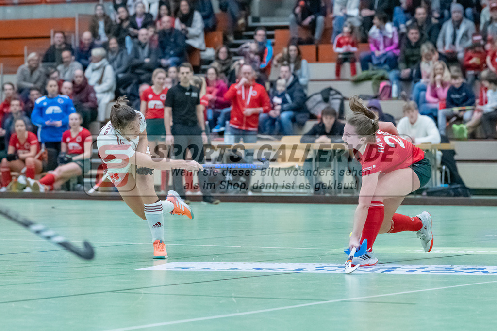 HK_20230122_103097 | 1. Bundesliga ( Halle ) Damen Crefelder HTC - Rot-Weiss Köln am 22.1.2023 Crefelder HTC  ( CHTC ) Halle Glockenspitz , Krefeld , Rebecca Grote ( Rot-Weiss Köln #9 ) , Hamacher Leni ( Crefelder HTC #26 )