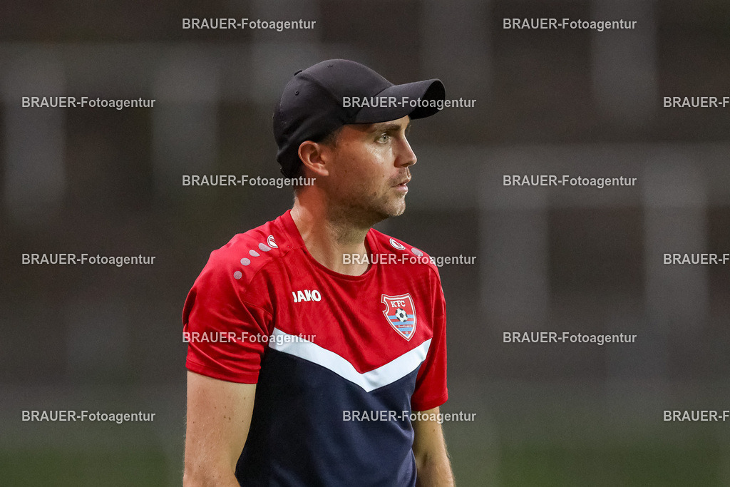 SB_KFCBAU_20250815_5189.JPG -  - KFC Uerdingen - SF Baumberg - Oberliga Niederrhein | Krefeld, Deutschland, 15.08.25: Trainer Julian Stöhr (KFC Uerdingen) schaut während des Oberliga Niederrhein Spiels zwischen KFC Uerdingen - SF Baumberg in der Grotenburg Stadion am 15. August 2025 in Krefeld, Deutschland. (Foto von Stefan Brauer/Brauer-Fotoagentur)