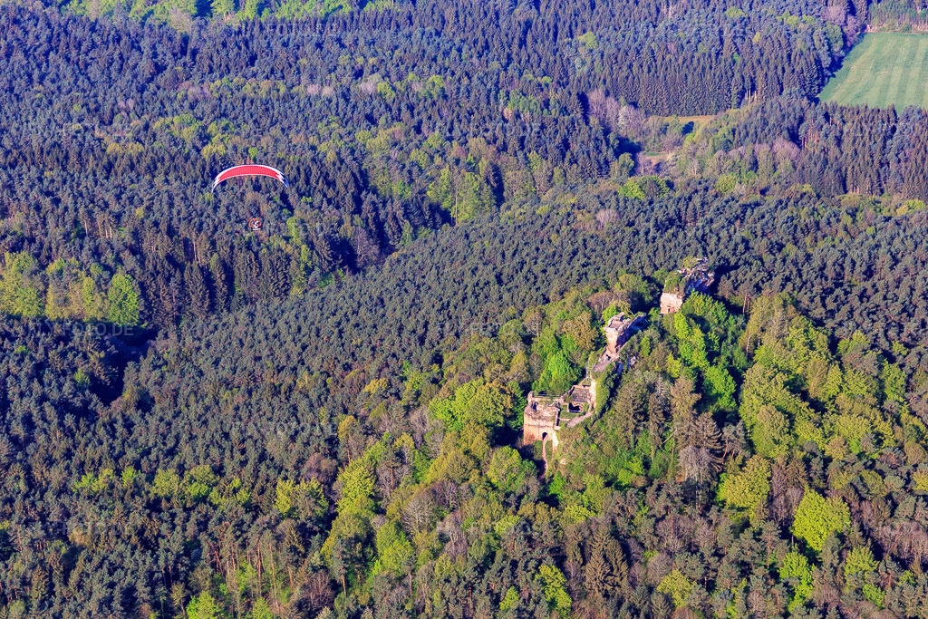 Luftbild: Burgruine Drachenfels mit rotem Gleitschirm in Busenberg im Bundesland Rheinland-Pfalz in Deutschland. Foto: IMG_106909.jpg vom 22.04.2018 durch Werner Riehm/FLY-FOTO.de
