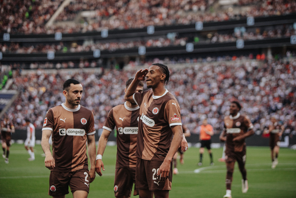 IMG_1658 | Der offizielle Shop für FC St. Pauli Fotos. Wähle aus Spielszenen & Fanmomenten dein FCSP Wunschformat. Wir liefern Millerntor-Atmosphäre.