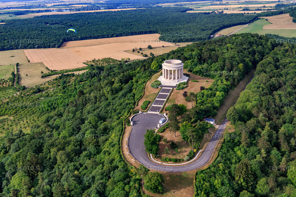 Vue aérienne: Mémorial de guerre américain Butte de Montsec à Montsec dans le département Meuse, France.Photo: IMG_083311.jpg prise le 12/07/2015 par Werner Riehm/FLY-FOTO.euRésolution de l'original: 5472 x 3648 pxMontsec American Monument - American Battle Monuments Commission (ABMC)