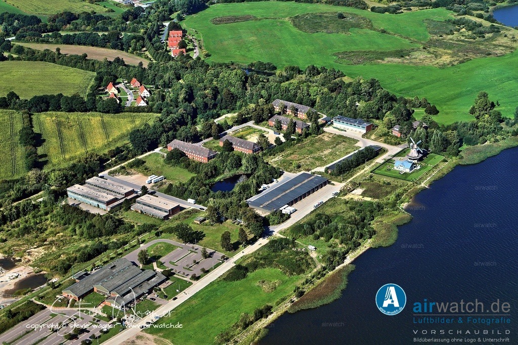 Luftbild Schleswig, Auf der Freiheit, Kaserne Auf der Freiheit, Muehle Nicola | Schlie Leven - Insgesamt sollen bis zu 2.300 dauerhafte Bewohner in Schlie Leven leben, wobei bis 2027 die Fertigstellung des gesamten Quartiers erwartet wird. Die Entwicklung umfasst verschiedene Bauphasen, wobei bereits der westlichere Teil größtenteils gebaut ist und die letzten Geschosswohnungsbauten zwischen 2023 und 2024 fertiggestellt wurden.