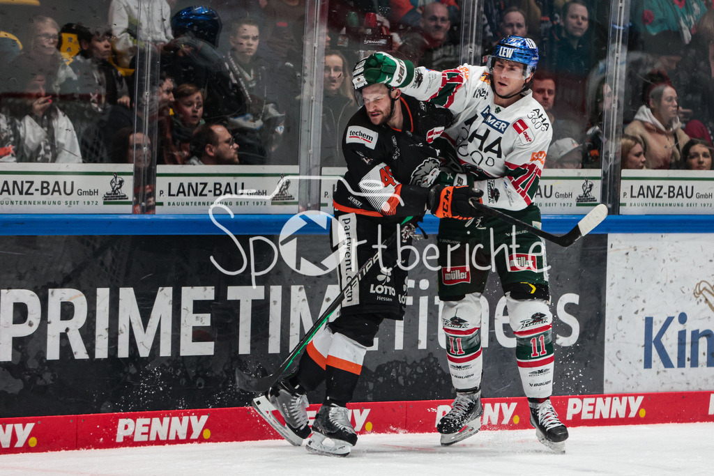 Löwen Frankfurt - Augsburger Panther | Adam PAYERL (AEV #11) gibt Carson McMILLAN (FRA #45) eine mit