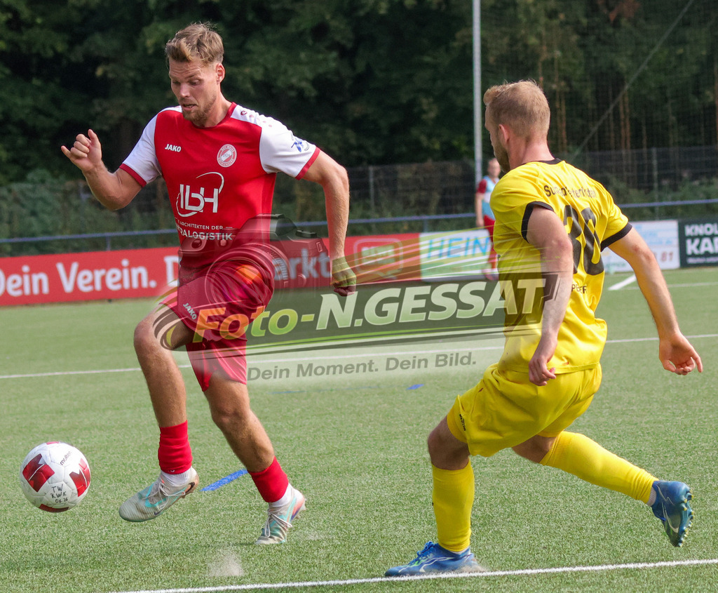 FC RW Kirchlengern - SuS Bad Westernkotten | Auf dem Bild zu sehen: Rot FC RW Kirchlengern: Jarno Kassebaum ; gelb SuS Bad Westernkotten: Jan PennerFC RW Kirchlengern, SuS Bad Westernkotten, Saison 26/27, Westfalenliga, Kirchlengern, Deutschland - Realisiert mit Pictrs.com