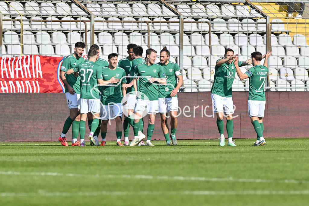 FC Bayern Amateure - 1. FC Schweinfurt 05 | Jubel der Gaeste nach dem Treffer zum 0-1 durch Michael DELLINGER (FC SChweinfurt 10) / Tor / Torschuetze / Freude / Happy / Regionalliga Bayern: FC Bayern Muenchen II - 1. FC Schweinfurt 1905, Gruenwalder Stadion am 22.02.2025