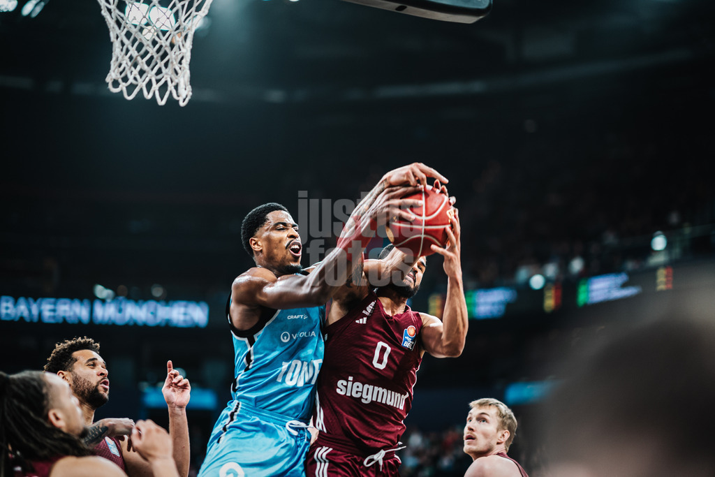Basketball | Männer | Saison 2023/2024 | easyCredit Basketball Bundesliga | Veolia Towers Hamburg vs. FC Bayern München | 26.03.2024 | Kampf um den Ball zwischen William Christmas (#11, Veolia Towers Hamburg) und Nick Weiler-Babb (#0, FC Bayern Basketball)