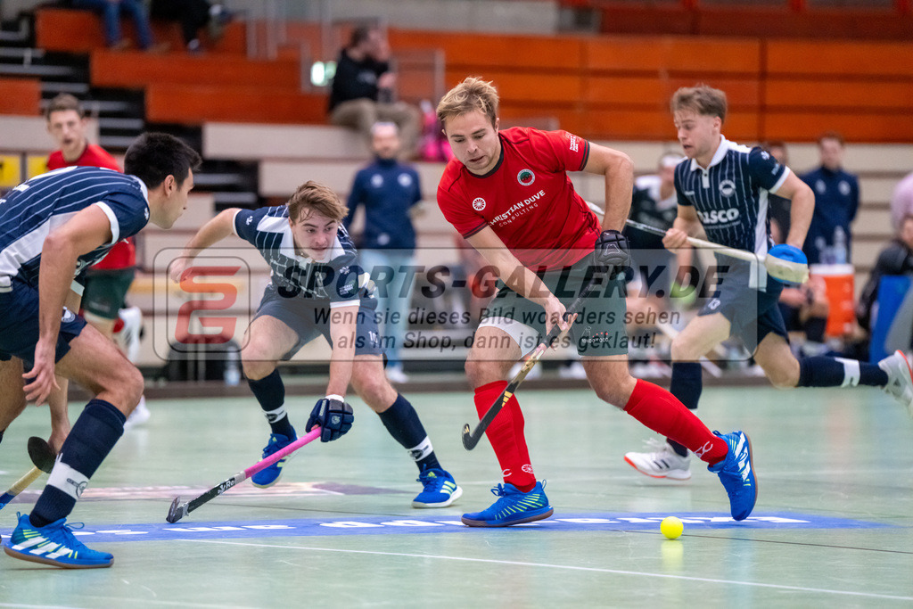 HK_20241207_109690 | 1. Bundesliga Halle Herren Crefelder HTC - Blau Weiss Köln am 7.12.2024 CHTC Glockenspitz Halle , Krefeld , Silas Erberich ( Blau Weiß Köln #10 ) , van Ehren Christian ( Crefelder HTC #16 ) , Moritz Bongenberg ( Blau Weiß Köln #13 )