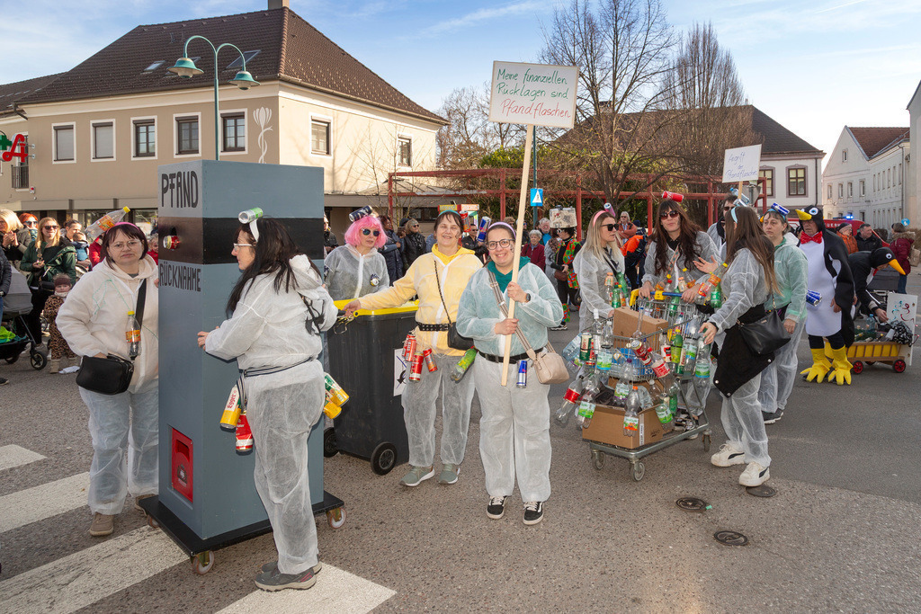 Umzug2025-157_9820 | Fotostrecke: FASCHINGSUMZUG 2025 in Loosdorf. 22 Masken(gruppen)-Teilnehmer: Loosdorfer Vereine, Wirtschaftstreibende, Gemeindeabordnungen sowie Kreditinstitute. rund 700 Besucher entlang der Hauptstrasse. Veranstaltungs-Sicherung durch Mannschaft der FF-Loosdorf mit schwerem Gerät. Maskenprämierung am EKZ-Platz durch Bgm. Thomas Vasku in den Kategorien: Bester Festwagen (Fa. gkonzept-Groissenberger; Beste Personengruppe-ASK-Loosdorf; Beste Einzelperson; Weiteste Anreise-FF Schollach;
