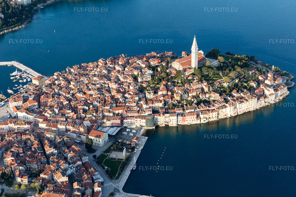 Vue aérienne: Vue de la ville à Rovinj dans le département Gespanschaft Istrien, Croatie. Photo: IMG_106267.jpg prise le 14/04/2018 par Werner Riehm/FLY-FOTO.euRésolution de l'original: 5362 x 3574 px
