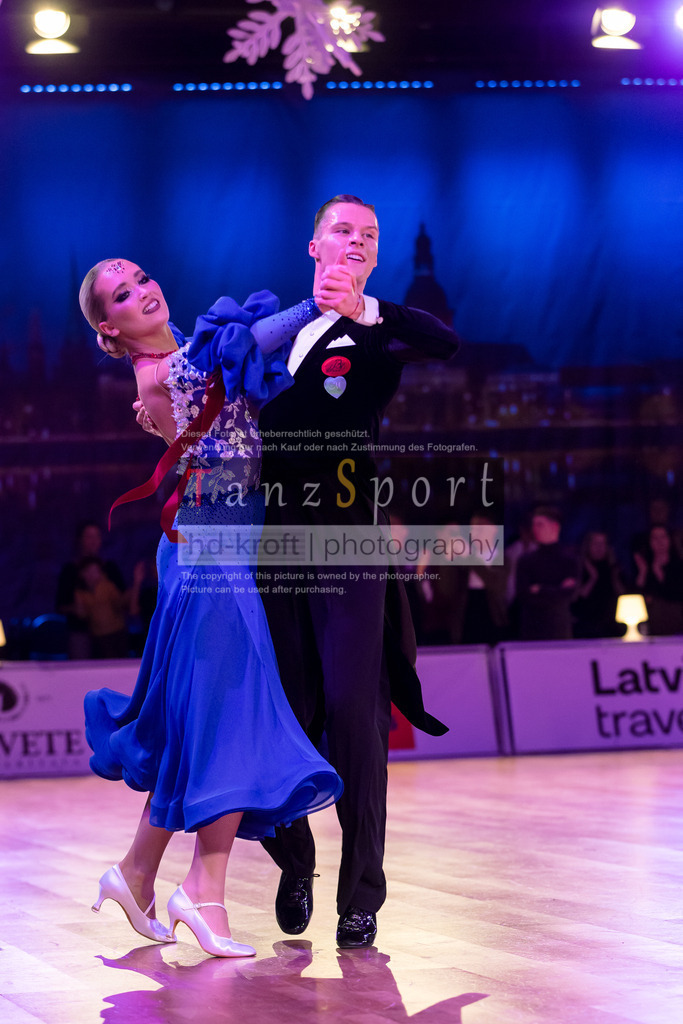 20241215_WDSF_Int_Open_Std-Riga-9897 | Tanzsportbilder, Standardtanz, Lateintanz, WDSF, DTV, LTVB, dancecomp, goc, hessen tanzt, blaues band der spree, walzer, tango, wiener walzer, slowfox, quickstepp, samba, rumba, cha-cha-cha, paso doble. jive, hd-kroft photography, turniertanzsport