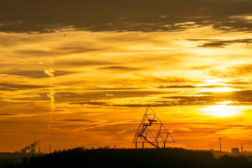 JT-220101 | Roter Abendhimmel, Sonnenuntergang, Blick von der Mottbruch Halde in Gladbeck, nach Westen, zur Halde an der Beckstrasse, in Bottrop mit dem Tetraeder,  NRW, Deutschland,  - Realisiert mit Pictrs.com