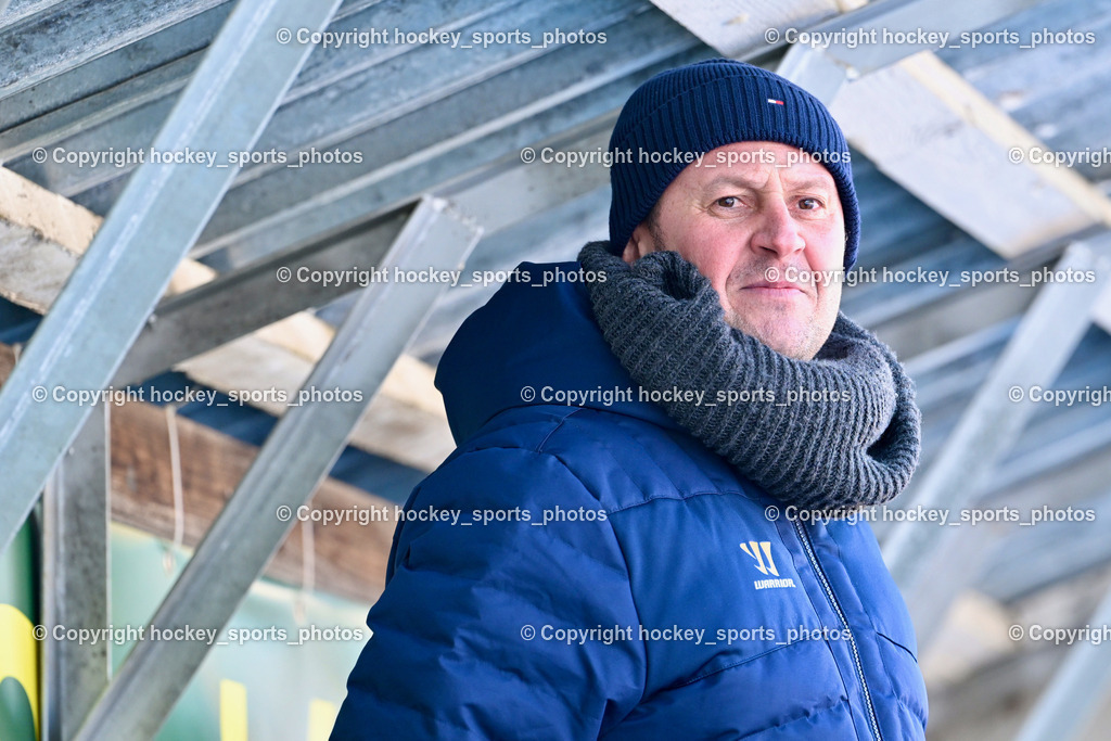 EC Tigers Paternion vs. EC FELD AM SEE/DSG LEDENITZEN | Headcoach EC Tigers Paternion SCHELLANDER Hannes, EC Tigers Paternion vs. EC FELD AM SEE/DSG LEDENITZEN, EC Tigers Paternion vs. EC FELD AM SEE/DSG LEDENITZEN am 04.01.2026 in Paternion (Eislaufplatz Paternion), Austria, (Photo by Bernd Stefan)