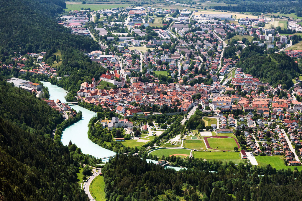 dr__0100959.jpg | FüSSEN 13.06.2023 Stadtansicht am Ufer des Flußverlaufes des Lech in Füssen im Bundesland Bayern, Deutschland. // City view on the river bank of Lech in Fuessen in the state Bavaria, Germany. Foto: Daniel Reiter