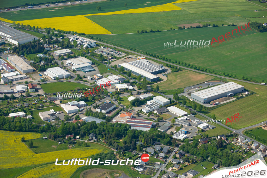 Das Luftbild der Stadt Treuen wurde 2022 vom Flugzeug heraus erstellt (keine Drohnen-Aufnahmen) Aufnahmehöhe ca.450 Meter- hohe Bildauflösung und Druck-Qualität. Garantiert!