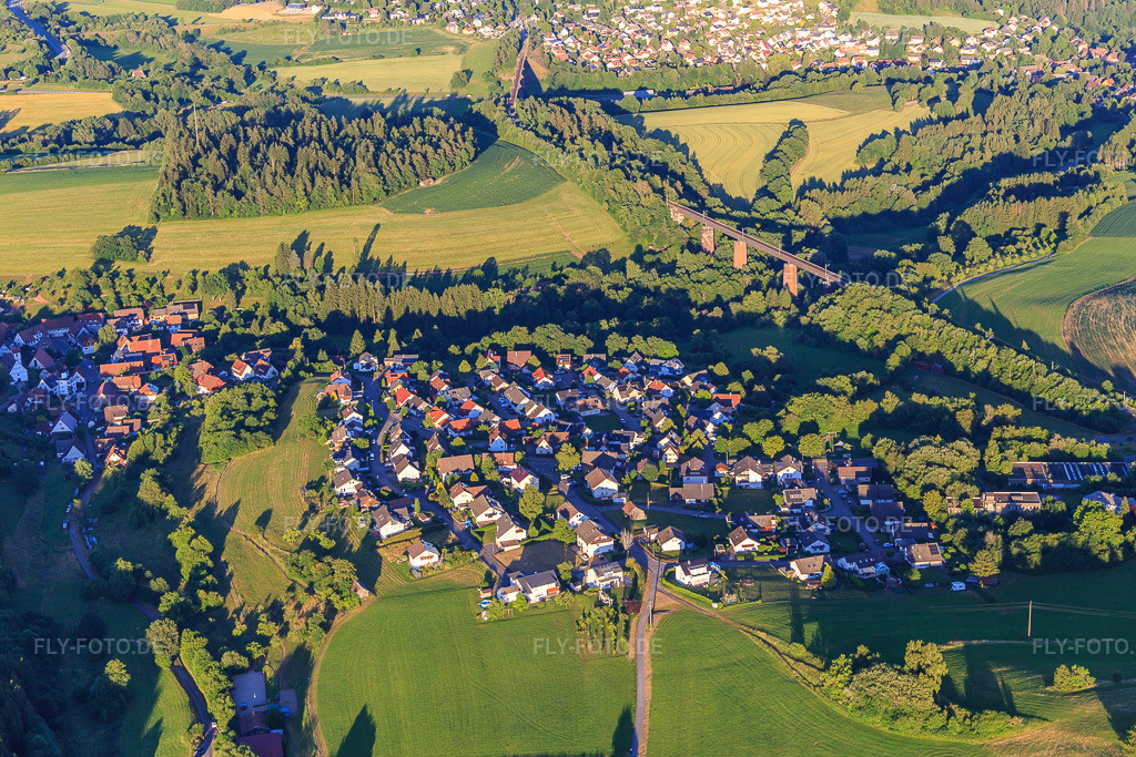 Luftbild: Dorfansicht mit Kübelbachviadukt für die Eisenbahn aus Westen im Ortsteil Grüntal in Freudenstadt im Bundesland Baden-Württemberg in Deutschland. Foto: IMG_149014.jpg vom 28.06.2025 durch Werner Riehm/FLY-FOTO.deITM&nbsp;–&nbsp;Brücken