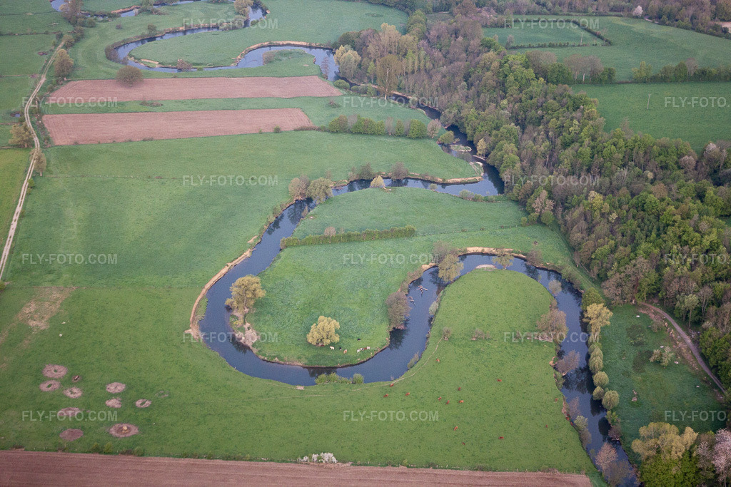Aerial view: Oise in Sorbais in the state Aisne, France. – Photo: IMG_39949.jpg taken on 04/17/2011 by Werner Riehm/FLY-FOTO.com – Resolution of the original: 4752 x 3168 px