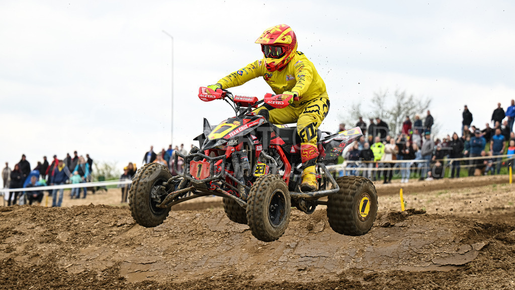 Motocross Schlatt bei Winterthur - 30. April 2023 | #1 Ferraz Joao aus Regensdorf (CH) auf Suzuki J Francing in der Kategorie Quad am Motocross Schlatt bei Winterthur, 30. April 2023. 
Instagram: @mx_schlatt | @mc_wila | @sam_schweiz
Bild: Sportfotografie Markus Aeschimann | www.markus-aeschimann.ch - Realisiert mit Pictrs.com