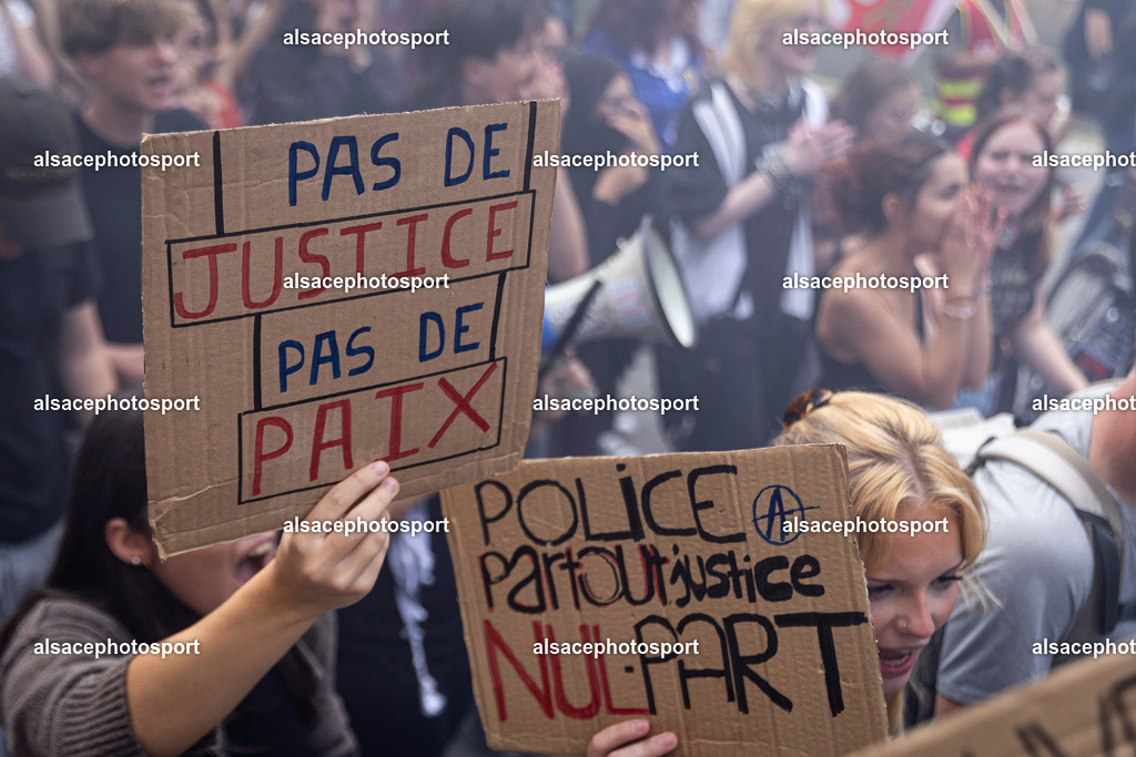 _B7A7254 | Manifestation des agents de la fonction publique a Strasbourg, le 29 septembre 2026, dans le cadre d'une journee nationale de greve et de mobilisation. Le cortege est parti de la place Kleber et a defile dans les rues du centre-ville avant de rejoindre la place de la Republique. - Realisiert mit Pictrs.com