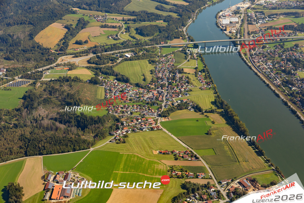 Die Luftaufnahme Schalding links der Donau - Passau wurde 2021 mittels Flugzeug (keine Drohne) erstellt. Hohe Auflösung -für große Poster und Wandbilder geeignet!