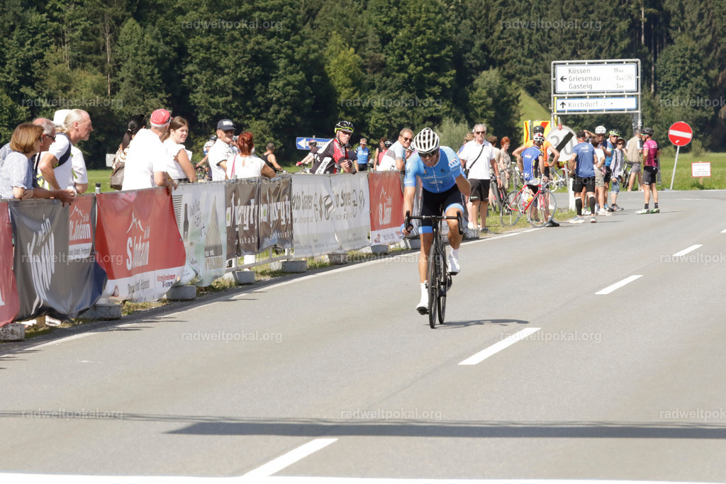 970_20230817_Bewerb_Maenner_Muehlanger | AUT - OESTERREICH, 2023-08-16: SPORT RENNRAD-FAHREN - 55. INTERNATIONALER RADWELTPOKAL IN ST. JOHANN IN TIROL  - Vintage-Radrennen mit WM-Bronze-Medaillen-Siegerin Christina Schweinberger, den Teilnehmer und Alexander Baumann (vom Orginastions-Team) - TAG 2 BEWERB MAENNER IN SECHS GRUPPEN  ; Foto: Roland Muehlanger