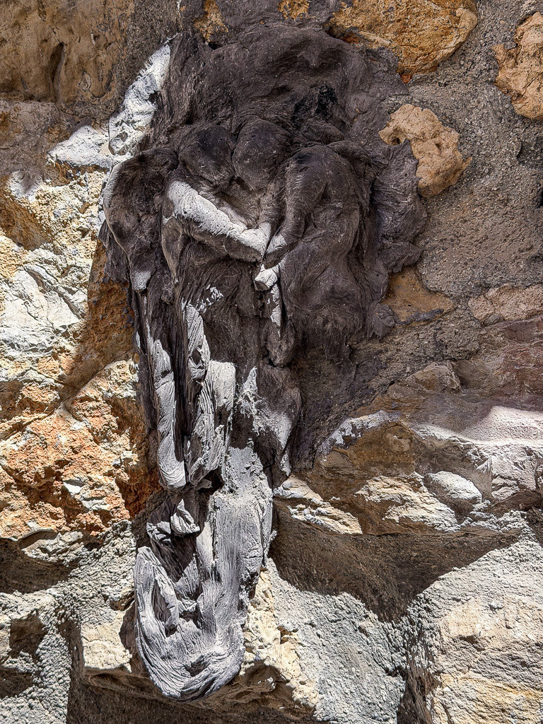 Hidden Angel in Antibes | An abstract formation discovered on a quiet wall in Antibes, France. The textures and shadows create the illusion of a protective angel embracing another figure, transforming an ordinary surface into a mysterious and emotional scene. ✨ - Realisiert mit Pictrs.com