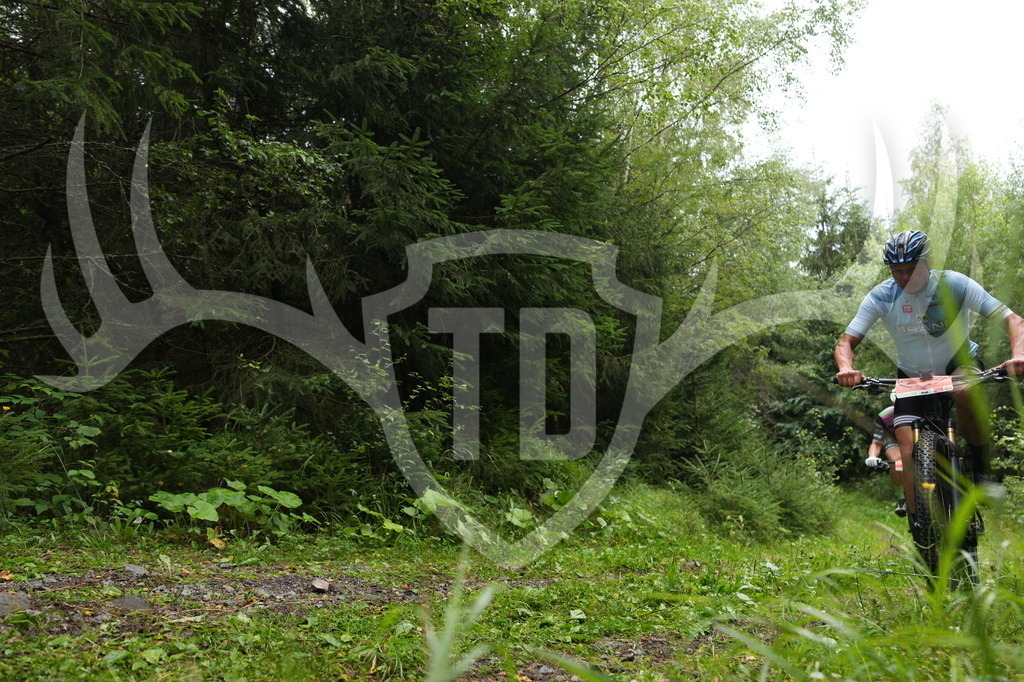 A6703413 | Fotogalerie der Treibjagd im Dunkelwald - Dein MTB Etappenrennen im Erzgebirge - Realisiert mit Pictrs.com