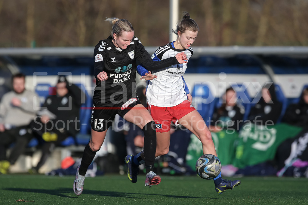 Fussball, Testspiel Frauen, Hamburger SV - Kolding IF | v.li.: Ida Aaquist Olsen (Kolding IF, 13) und Irma Schittek (Hamburger SV, 12) im Zweikampf, Duell, Dynamik, Aktion, Action, Spielszene