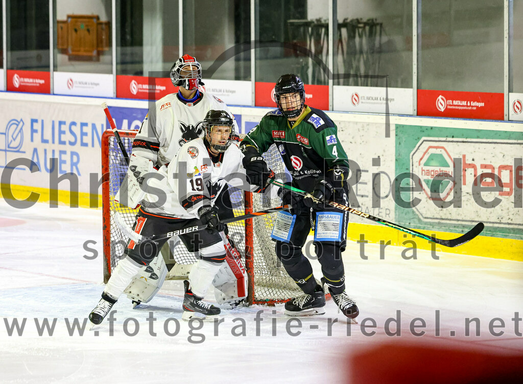 2022-09-30_103_TSV_Erding_gegen_EV_Dingolfing | Erding, Deutschland, 30.09.2022:
Eishockey, Bayernliga 2022 / 2023, Testspiel, TSV Erding gegen EV Dingolfing, Endergebnis: 3:4

Torwart Dennis Jedrus (EV Dingolfing, #1), Florian Meichel (EV Dingolfing, #19), Simon Franz (Erding Gladiators, #4)

Foto: Christian Riedel / fotografie-riedel.net