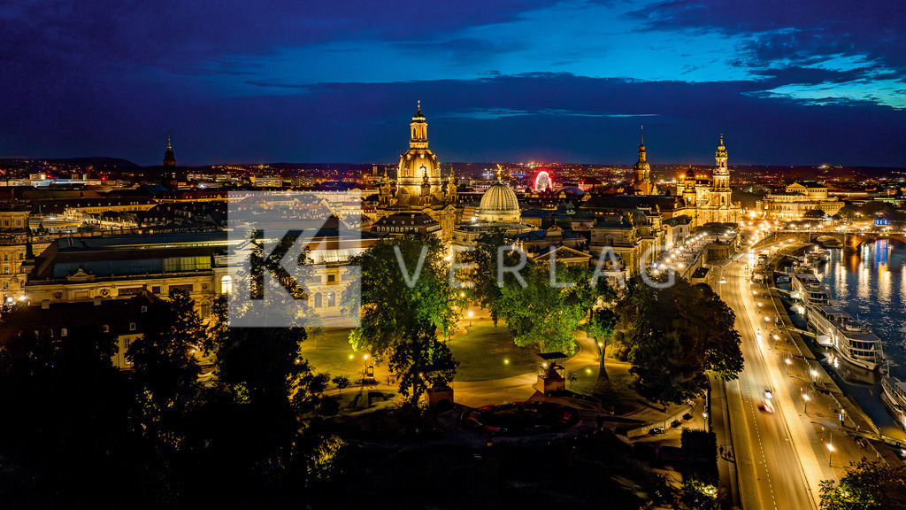 Panorama-Dresden-Altstadt-Nacht-Luftbild-DJI_20230824211141 | Wandbild Panormama-Blick von oben über die Altstadt Dresdens mit der Frauenkirche, Brühlschen Terrasse, Hofkirche, Semperoper  - Realisiert mit Pictrs.com
