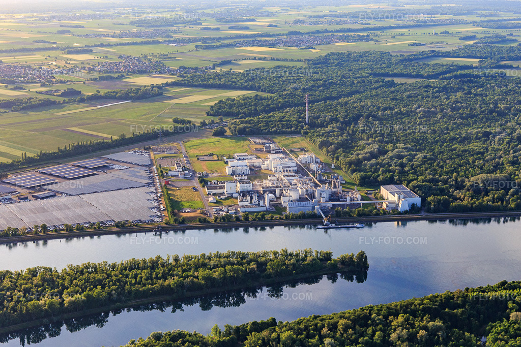 Aerial view: Zone Industrielle et Portuaire with industrial facilities on the Rhine from the southeast of Jungbunzlauer SA and TEREOS Starch & Sweeteners Europe in front of the car depot of CEVA Logistics in Marckolsheim in the state Bas-Rhin, France. – Photo: IMG_147401.jpg taken on 05/29/2025 by Werner Riehm/FLY-FOTO.com – Resolution of the original: 5162 x 3441 px – Jungbunzlauer - Your partner for ingredient excellence – Groupe coopératif sucrier français - Tereos – WWW.CEVALOGISTICS.COM