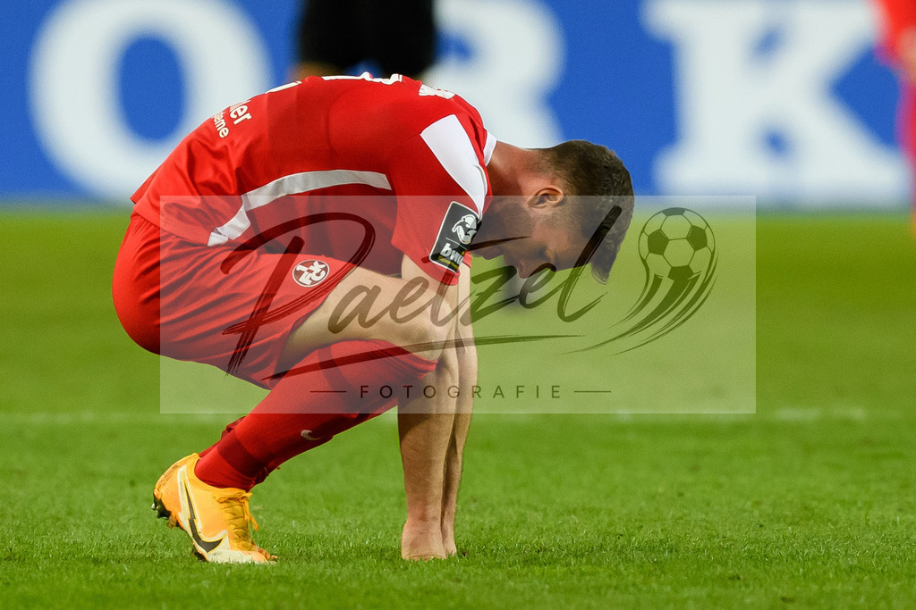 FCMFCK20210904_070 | Fussball, Herren: Kevin Kraus (1. FC Kaiserslautern) enttaeuscht beim Spiel der 3. Liga zwischen 1. FC Magdeburg und 1. FC Kaiserslautern in der MDCC-Arena am 04.09.2021 in Magdeburg, Deutschland.DFB / DFL REGULATIONS PROHIBIT ANY USE OF PHOTOGRAPHS AS IMAGE SEQUENCES AND/OR QUASI-VIDEO. - Realisiert mit Pictrs.com