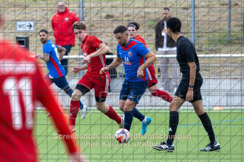 20251012_153120_0107 | #,SC Uhingen (blau) vs. FTSV Kuchen (rot), Fussball, Kreisliga A3 - Bezirk Neckar/Fils, 08. Spieltag, Saison 2025/2026, Kunstrasenplatz, Haldenberg Stadion, Panoramastraße,73066 Uhingen, 12.10.2025 - 15:00 Uhr,Foto: PhotoPeet-Sportfotografie/Peter Harich