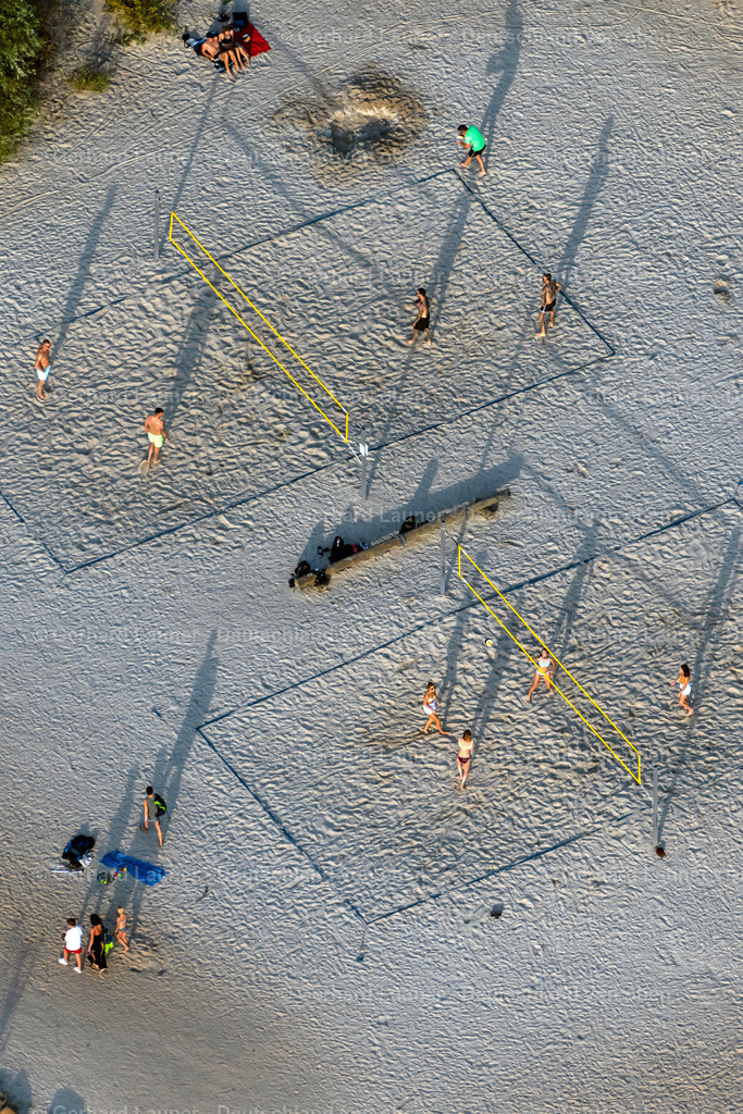 4040753 | LEIPZIG 14.09.2020 Sandfläche des Volleyball- Sportplatzes am Cospudener See im Ortsteil Lauer in Leipzig im Bundesland Sachsen, Deutschland. // Sand surface of volleyball sports field on the am Cospudener lake in the district Lauer in Leipzig in the state Saxony, Germany. Foto: Gerhard Launer
