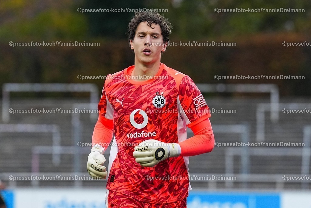 xYDRx08112501071 | 08.11.2025, xydrx, Fußball, Regionalliga West, Borussia Dortmund II - FC Schalke 04 II, Saison 2025 2026, Stadion Rote Erde: Silas Ostrzinski (Borussia Dortmund II #31)