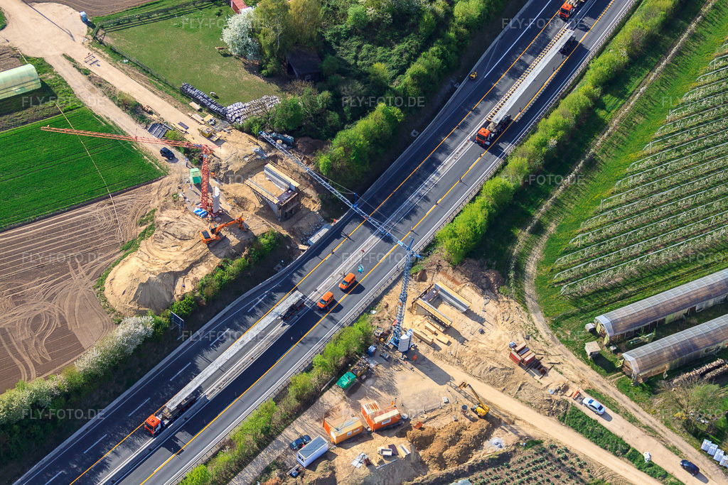 Luftbild: Erneuerung einer Brücke für einen Feldweg über die A65 in Kandel im Bundesland Rheinland-Pfalz in Deutschland. Foto: IMG_39379.jpg vom 09.04.2011 durch Werner Riehm/FLY-FOTO.de