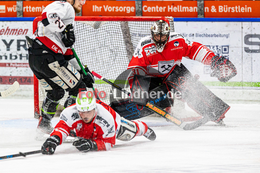 Spiel 1 Finale TSV Peißenberg Miners vs EHC Königsbrunn | Eishockey Bayernliga Playoffs 2023/2024, Spiel 1 Finale TSV Peißenberg Miners vs EHC Königsbrunn, 20240322,
Manuel SINGER (Miners 71) rettet und Korbinian SERTL (Miners Goali 31) ist bereit,
2024-03-22 in Peißenberg (Eisstadion)
71 Manuel SINGER (Miners 71), 27 Toms PROKOPOVICS (EHC 27), 31 Korbinian SERTL (Miners Goali 31)
Copyright: WolfgangxLindner foto-lindner.de