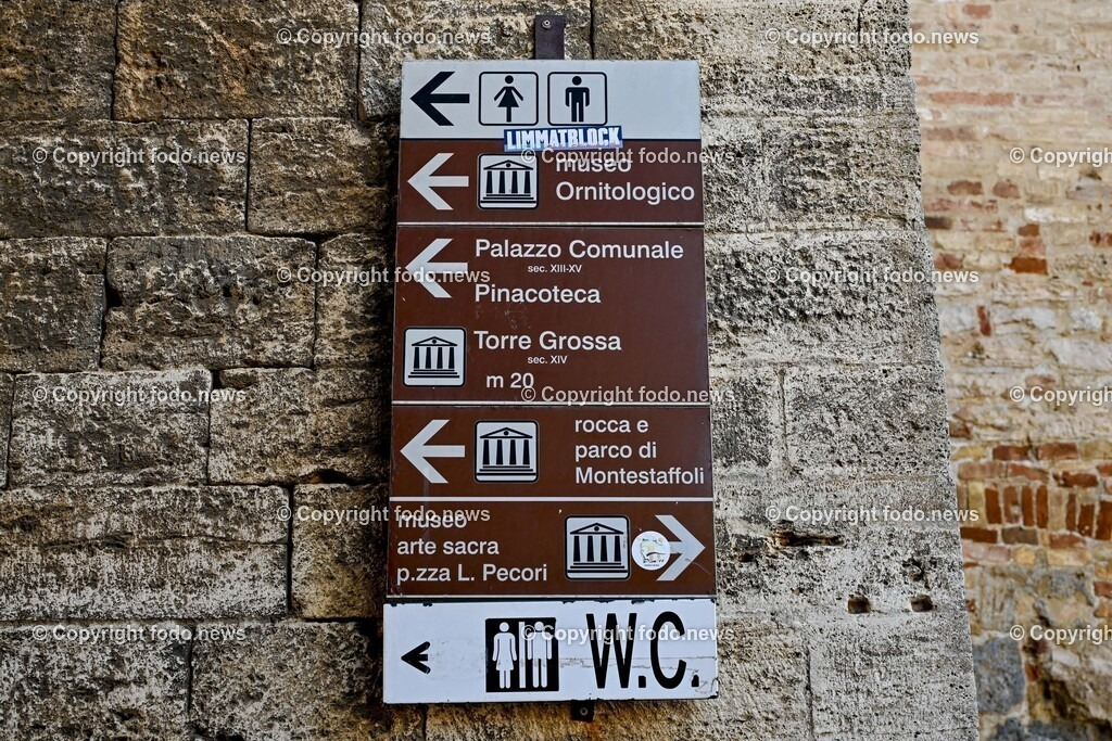 Italien_ Toskana_ San Gimignano_ 31.05.2024-47 | 31.05.2024, Italien, ITA, Toskana, San Gimignano im Bild Stadtansichten Gebäude, Architektur, Touristen, Historisch, Souvenir, Ansichten der berühmten Stadt San Gimignano in der Toskana-Italien - View of the famous town San Gimignano in Tuscany-ItalySan Gimignano ist eine italienische Kleinstadt in der Toskana mit einem mittelalterlichen Stadtkern. San Gimignano wird auch die Stadt der Türme genannt. Die Stadt liegt in der Provinz Siena. Sie gehört neben Florenz, Siena und Pisa zu den von Touristen meist besuchten Zielen in der Toskana.