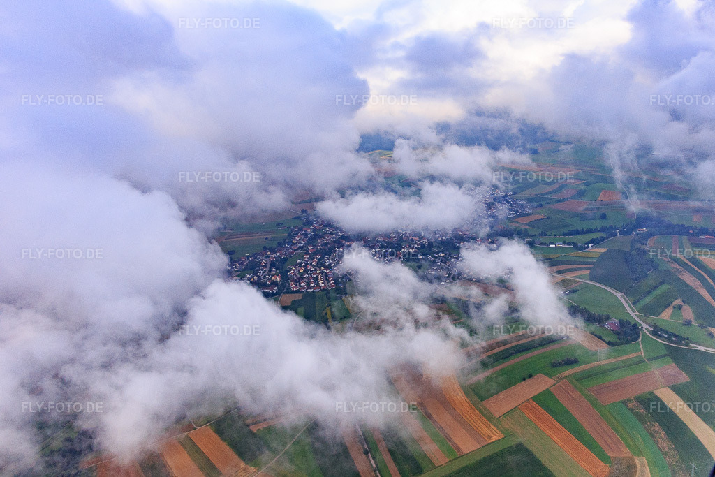 Luftbild: Unter Wolken im Ortsteil Waldmössingen in Schramberg im Bundesland Baden-Württemberg in Deutschland. Foto: IMG_128649.jpg vom 27.08.2021 durch Werner Riehm/FLY-FOTO.de