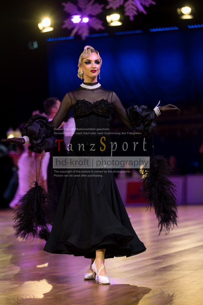 20241215_WDSF_Int_Open_Std-Riga-9512 | Tanzsportbilder, Standardtanz, Lateintanz, WDSF, DTV, LTVB, dancecomp, goc, hessen tanzt, blaues band der spree, walzer, tango, wiener walzer, slowfox, quickstepp, samba, rumba, cha-cha-cha, paso doble. jive, hd-kroft photography, turniertanzsport
