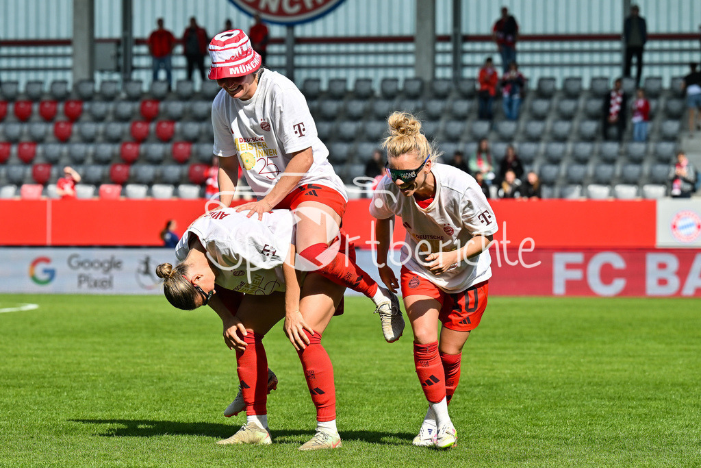 FC Bayern München - SC Freiburg | die Spielerinnen des FC Bayern feiern die Meisterschaft nach dem Heimsieg gegen den SC Freiburg / Frauen Bundesliga: FC Bayern Muenchen - SC Freiburg, FC Bayern Campus am 27.04.2025 / Klara BUEHL (FCB #17), Sydney LOHMANN (FCB #12) und Linda DALLMANN (FCB #10)