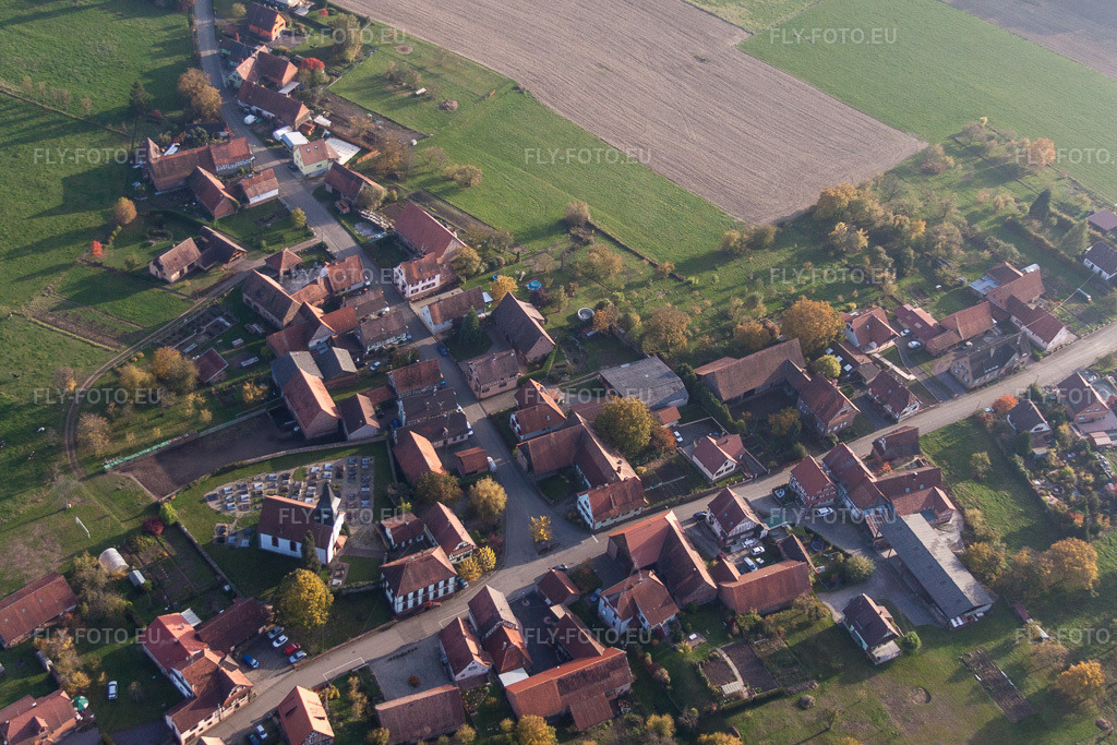 Vue aérienne: Zone d'habitation dans le district de Mattstall à Lembach dans le département Bas Rhin, France. Photo: IMG_54089.jpg prise le 21/10/2012 par Werner Riehm/FLY-FOTO.eu – Résolution de l'original: 4413 x 2942 px