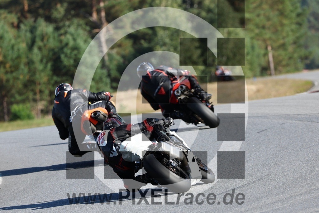 0035-20240921_12344 | Schöne Erinnerungen an spannende Momente - das festzuhalten ist unser Job. PIXELrace.de ist seit 2003 auf den Rennstrecken Europas unterwegs um die Action draußen beim Fahren und die wunderbare Stimmung imm Fahrerlager für euch einzufangen.