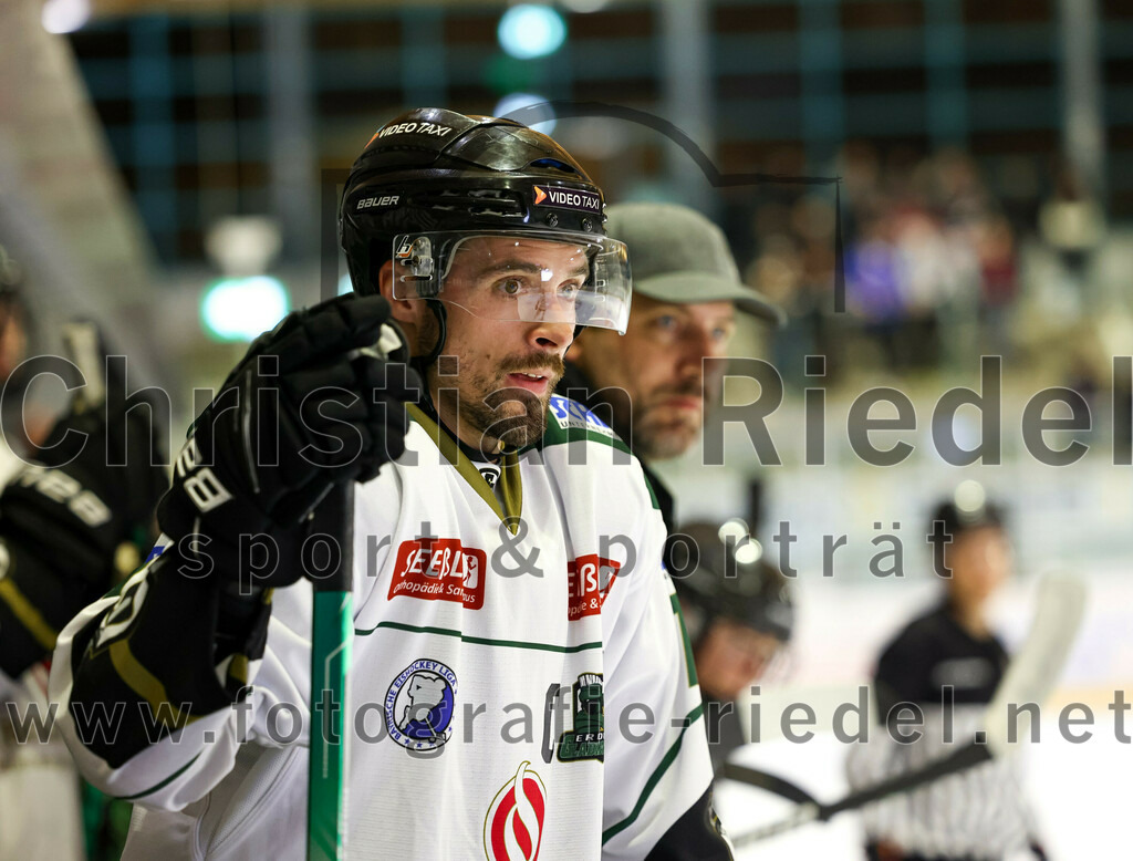2022-09-09_096_TSV_Erding_gegen_Deggendorfer_SC | Erding, Deutschland, 09.09.2022:
Eishockey, Bayernliga 2022 / 2023, Testspiel, TSV Erding gegen Deggendorfer SC, Endergebnis: 2:5

Philipp Michl (Erding Gladiators, #77)

Foto: Christian Riedel / fotografie-riedel.net