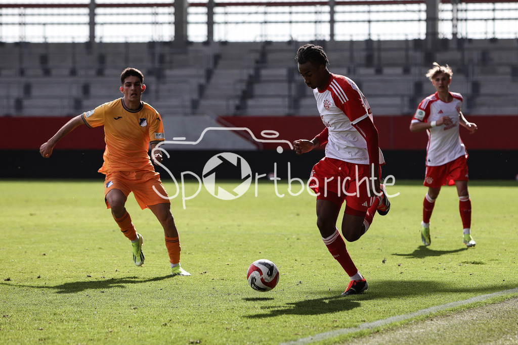 FC Bayern München U19 - TSG 1899 Hoffenheim U19 | im Bild Jonah KUSI-ASARE (FCB #9) am Ball / Freisteller / Einzelfoto