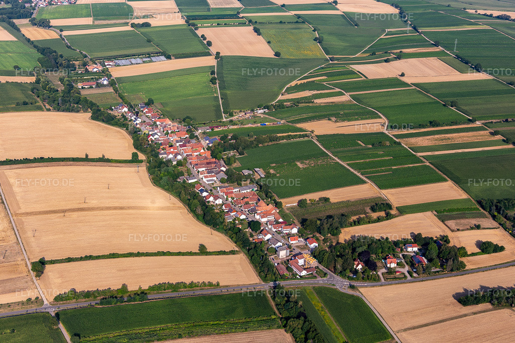 Luftbild: Strassendorfansicht von Osten in Vollmersweiler im Bundesland Rheinland-Pfalz in Deutschland. Foto: IMG_121936.jpg vom 01.08.2020 durch Werner Riehm/FLY-FOTO.de