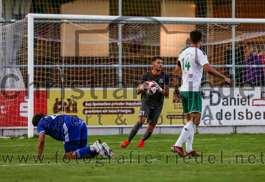 2023-08-01_106_FC_Schwaig_gegen_FC_Deisenhofen | Oberding, Deutschland, 01.08.2023:
Fußball, Toto-Pokal 2023 / 2024, 1. Spieltag, FC Schwaig gegen FC Deisenhofen, Endergebnis: 2:3

Vincent Bürstner (FC Deisenhofen, #24), Torwart Philipp Strunk (FC Schwaig, #30), Johannes Empl (FC Schwaig, #14)

Foto: Christian Riedel / fotografie-riedel.net